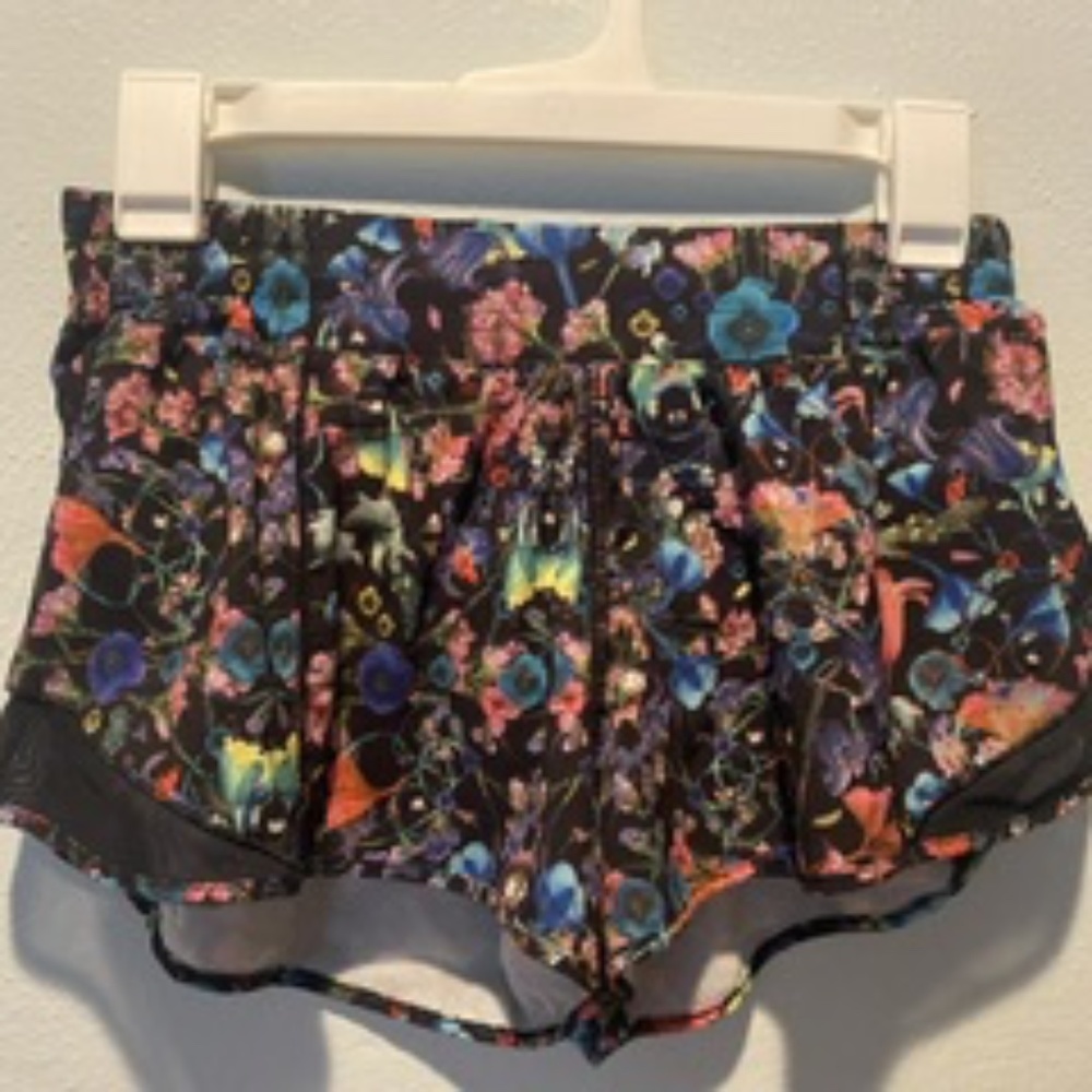 Lululemon hotty hot shorts 2.5”